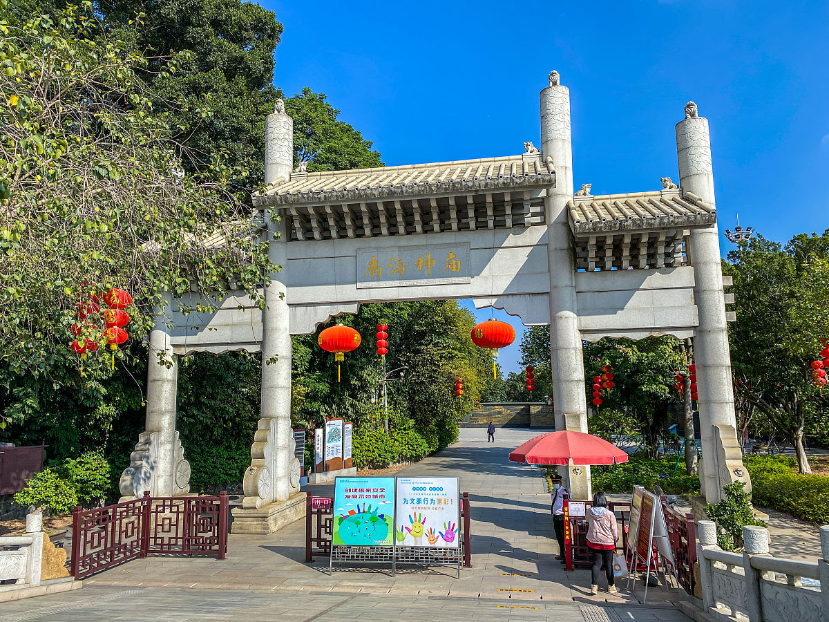 随着一场场春雨的浇灌罗浮胜境里的花儿争先开放树木的新芽鲜嫩绽开沉寂了许久的罗浮胜境已经纷纷在春雨的洗涤下刷出颜值新高峰。而这样的天气最适合外出游玩了五一小长假来这里绝不会后悔！帮我把这段话精简一下要有文采诗意化的表达方式
