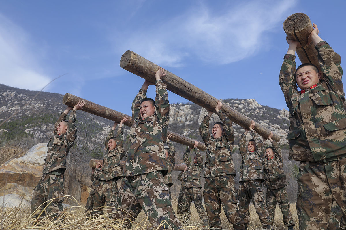 解放军演训模拟围岛作战，展示实力威慑对手