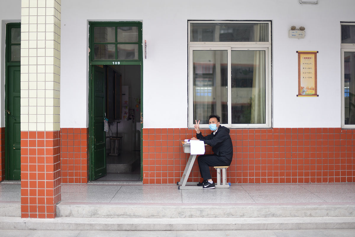 勘察单位内部要建立明确的奖惩机制，定期对勘察人员进行考核，对不合格员工