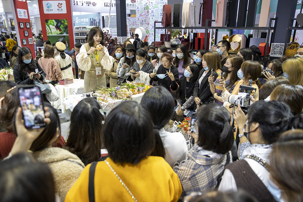 2020年10月23日,江苏无锡,参展商在展会现场直播.