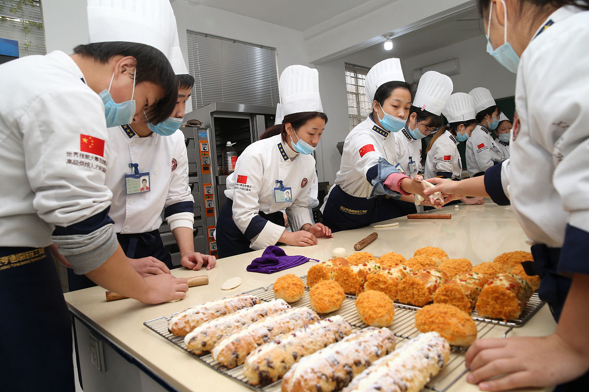 西安蛋糕培训学校：学习烘焙应该去学校学还是跟师傅学