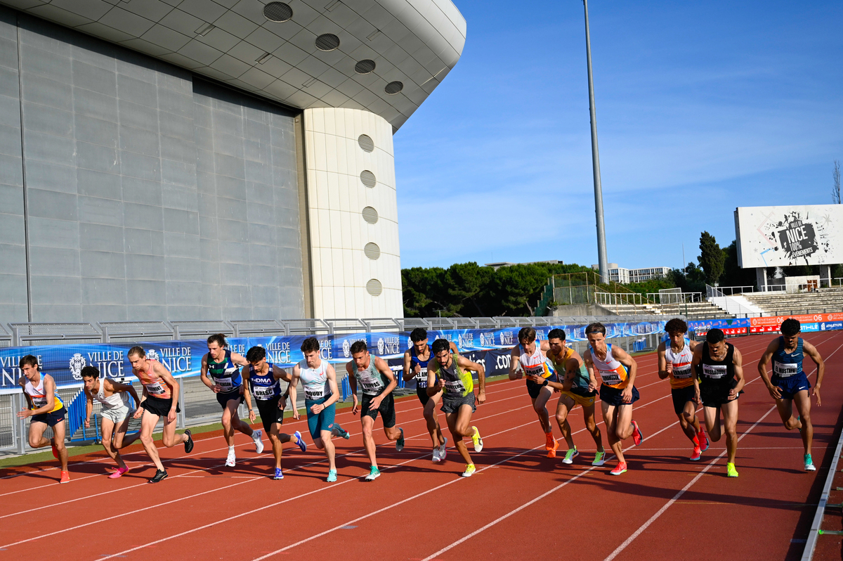 秋季运动会：五年级男子800米比赛的精彩瞬间