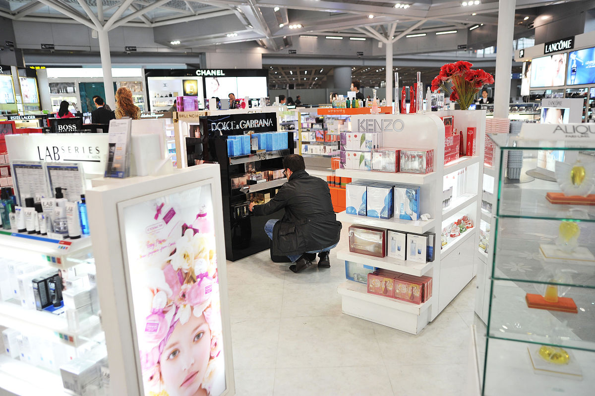 2012年4月20日,北京,首都国际机场的免税店内乘客正在挑选化妆品.+++_