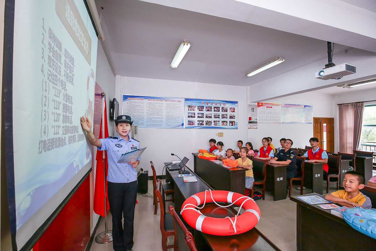 结合党中央最近组织和开展的主题教育和理论学习活动谈一谈如何与公安工作实践相结合？800字