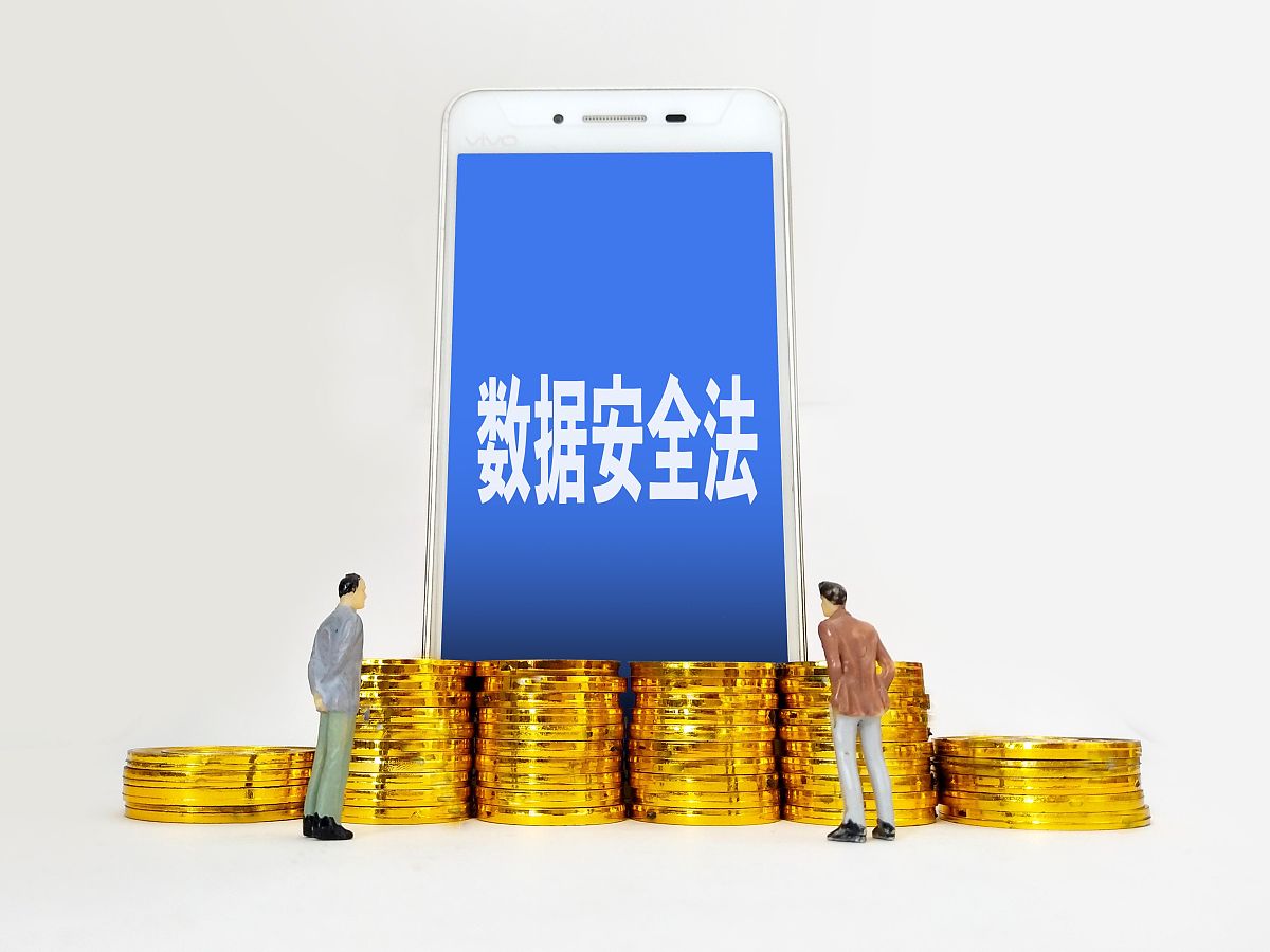 证券经纪人看客户信息的法律依据回答加拓展。