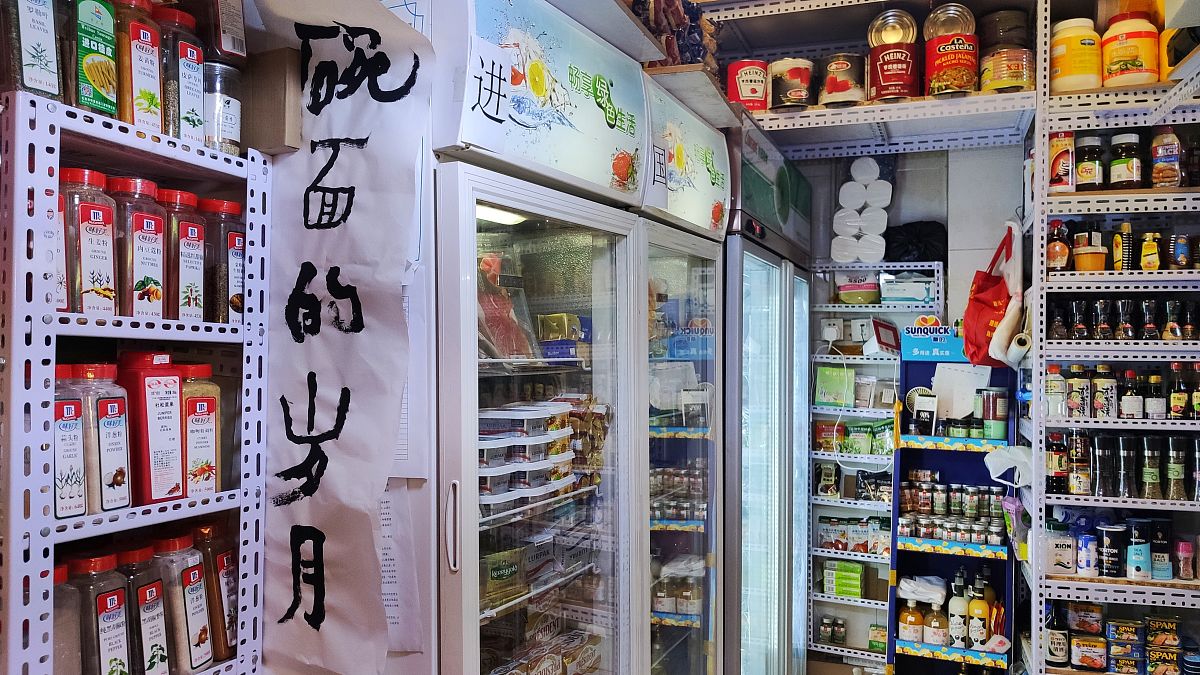 2021年5月5日,北京三源里菜市场成了"民以食为天"的展厅,近百幅著名艺