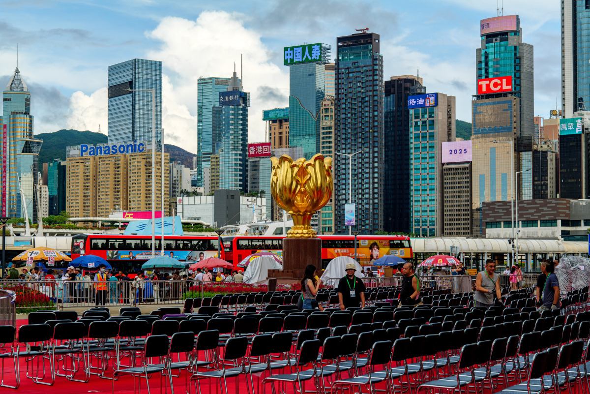 我想多听听你的童年成长经历。在香港长大是什么感觉？我在这里只介绍美国的宣传但很高兴见到来自那里的具有真实经验的人。