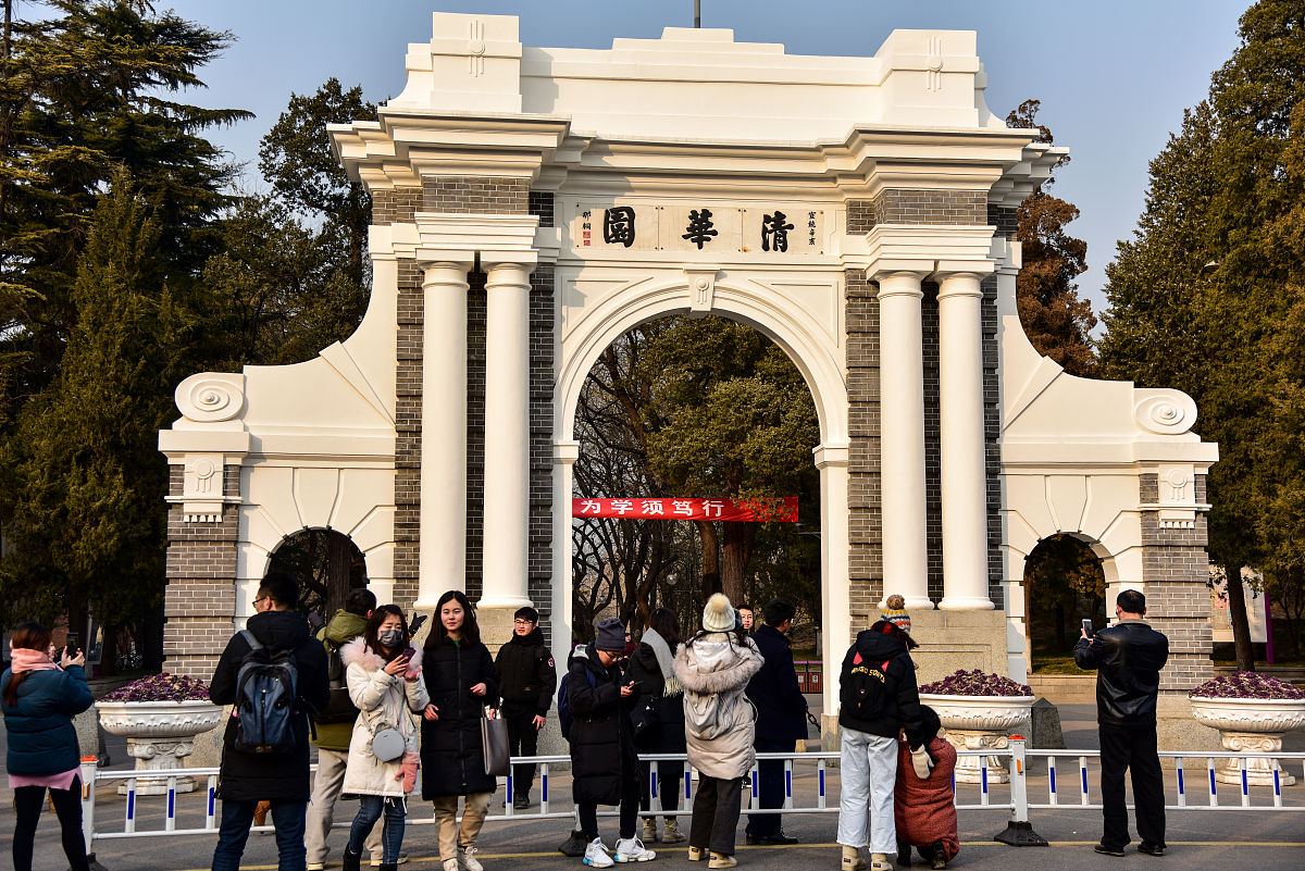 2019年1月6日,北京,刚过小寒节气,天气寒冷,但参观清华大学的人们热情
