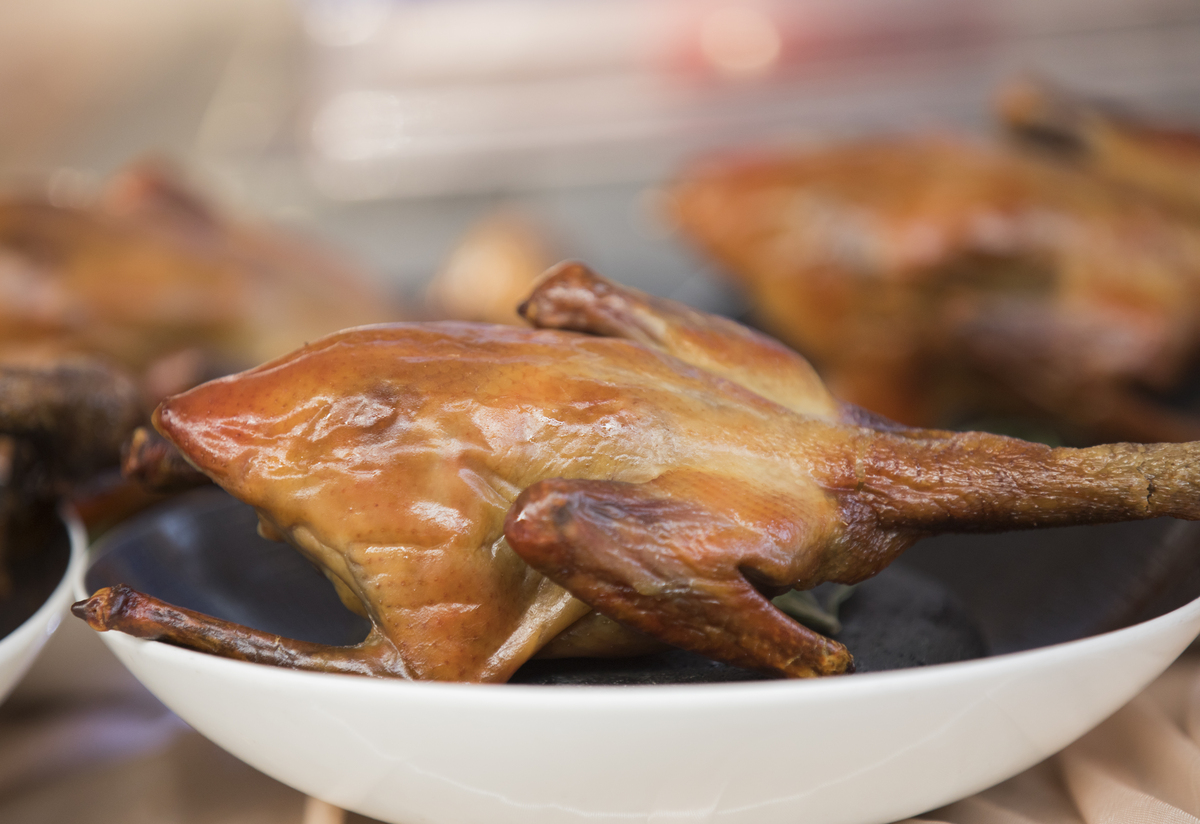 太原八闽王府八珍烤鸡：酥脆鲜嫩，香气四溢的特色美食