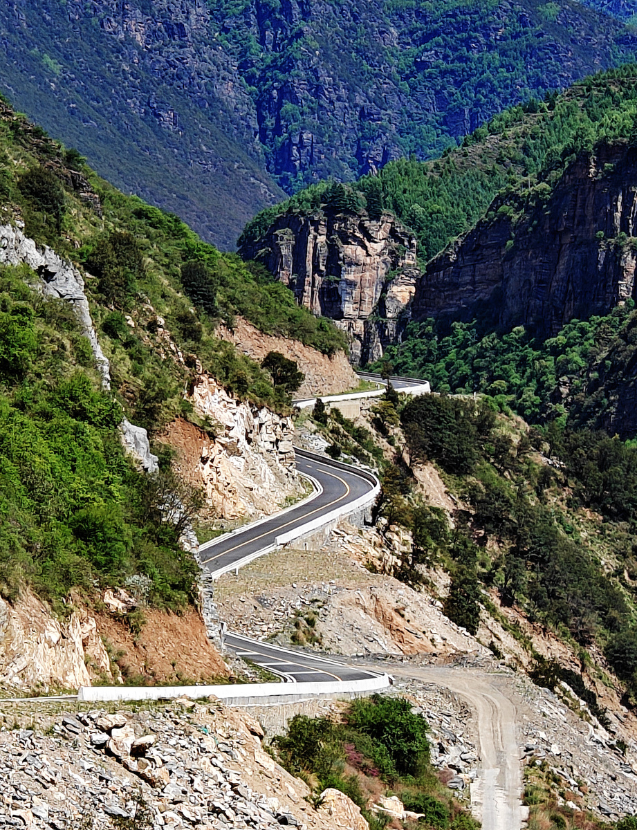 峨烂路地名含义：陡峭崎岖的山路
