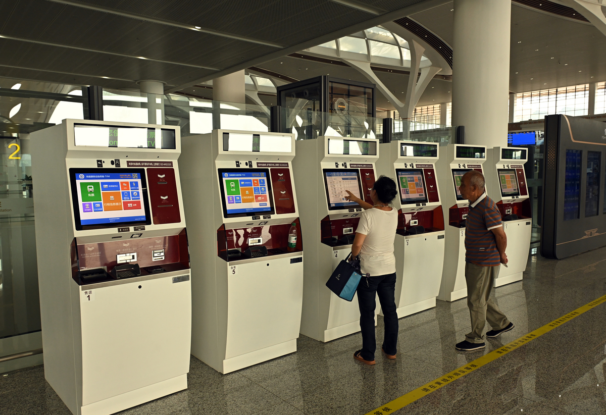 地铁自动售票机：便捷高效购票的利器