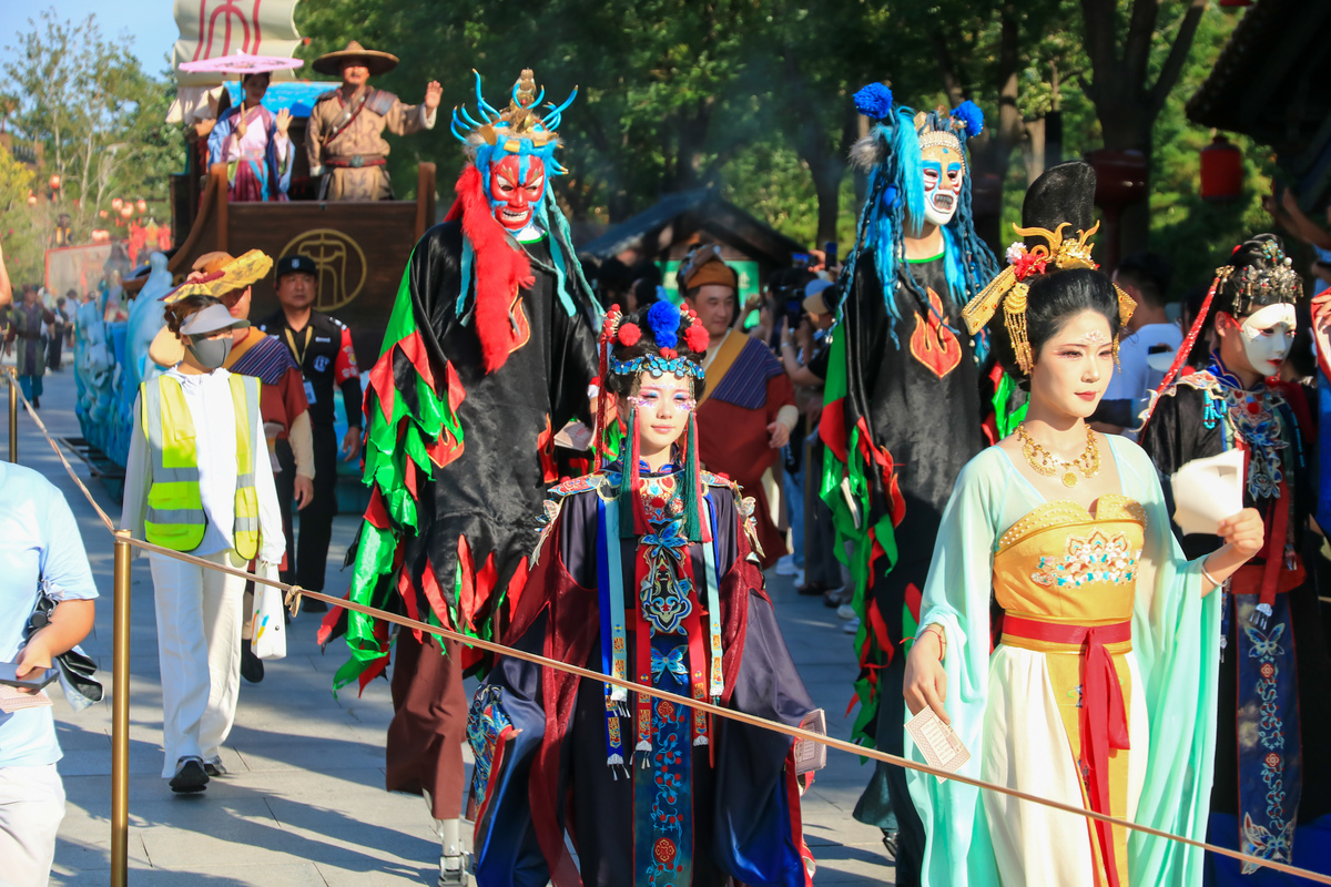 飘色文化是岭南地区人们对于生活美的追求是一种充满生命力和创造力的文化它不仅体现了当地民众的审美情趣和生活方式还具有深刻的历史和文化内涵是中国传统文化中的一朵瑰丽花朵。