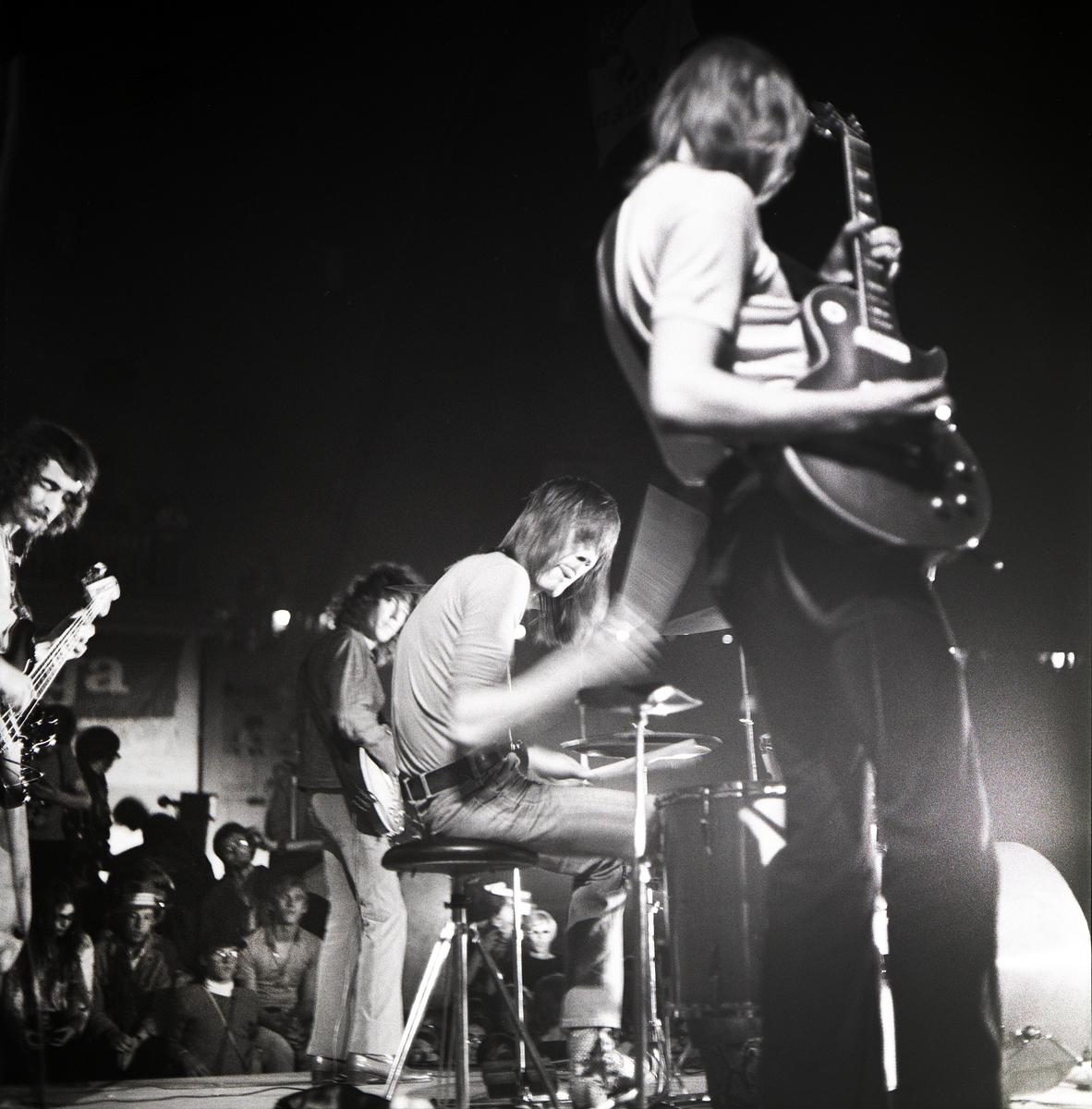 反对取消摇滚乐队演出：维护艺术自由与公众安全