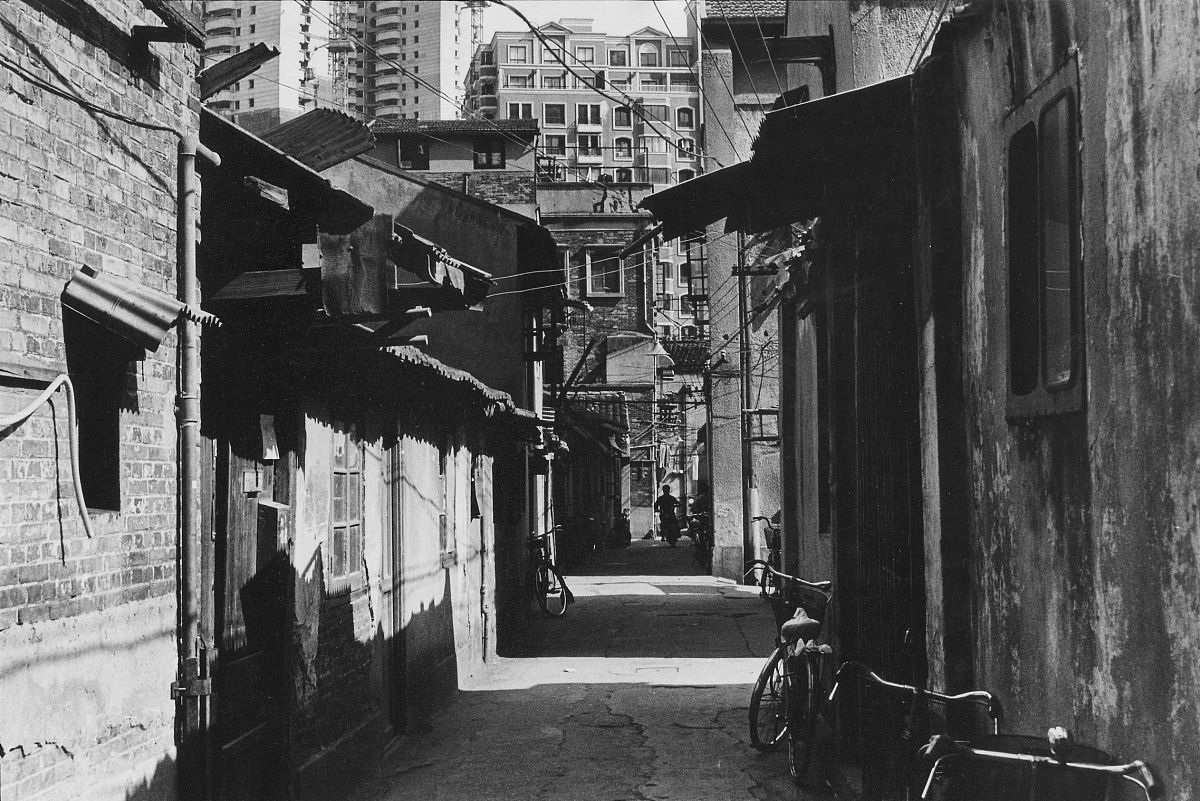 约1990年代,上海里弄.