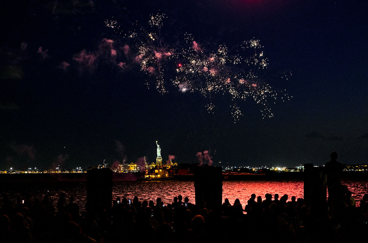 当地时间2021年6月15日,美国纽约,当地放烟花庆祝纽约州成人疫苗接种
