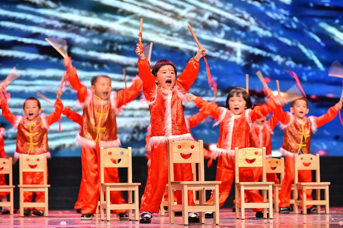 请写一个六一儿童节文艺表演介绍民乐串烧节目的主持词分两个主持人民乐团表演的节目有葫芦丝吹奏《金孔雀》中阮和竹笛演奏《吐鲁番的葡萄熟了》二胡齐奏《桥边姑娘》琵琶和古筝表演《琵琶行》。可以参考下面的主持词：A：你知道中国民族乐器有哪些吗？我们东辰一小就有一个专门的民乐团呢B：我知道一些比如有有二胡古筝琵琶A：还有竹笛和小阮、中阮、葫芦丝等乐器这些乐器各具特色可以演绎很多不一样的乐曲呢B：好期待呀！今天