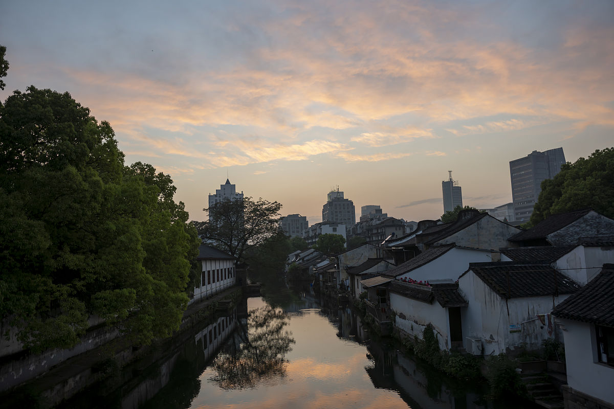2021年4月22日,浙江绍兴,天气潮湿闷热,傍晚时分晚霞映红天.