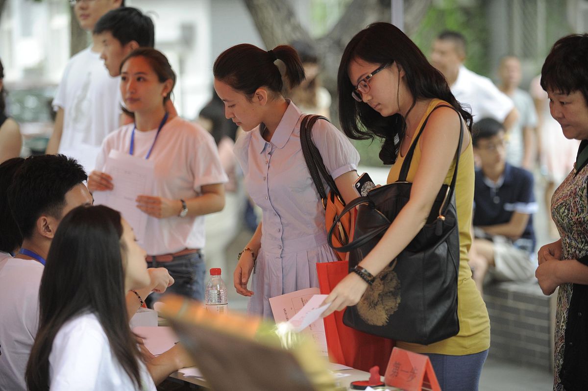 大学新生报道服务系统研究：文献综述与案例分析