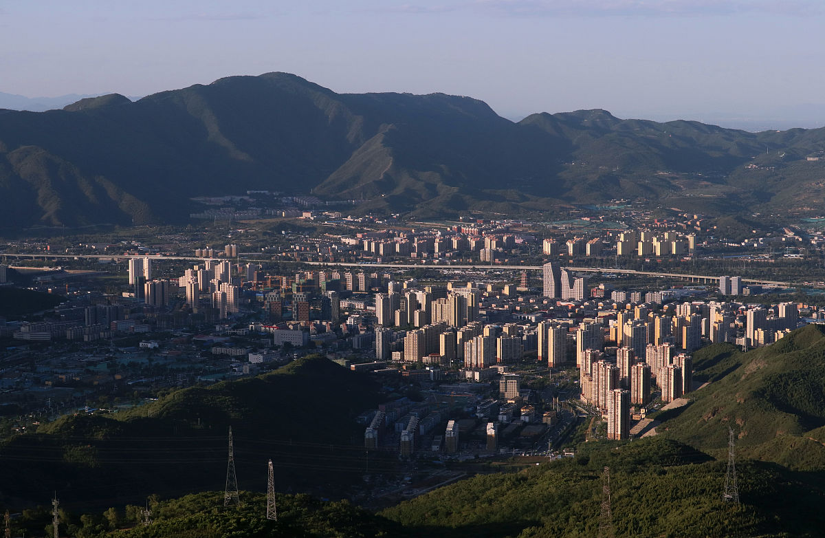 2018年5月29日,从定都阁远眺蓝天白云下的北京市门头沟区,古色古香的
