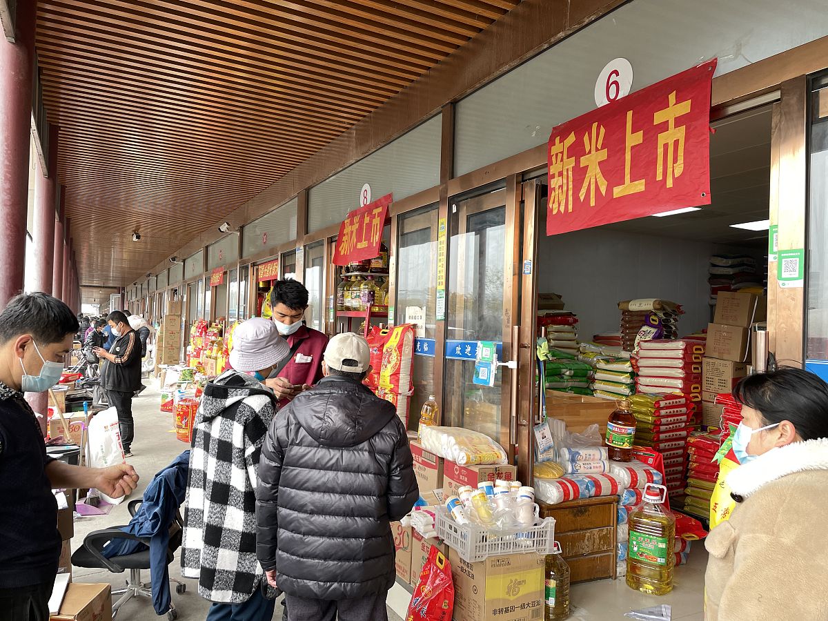 2021年11月4日,北京市昌平区一市场内,市民采购米面粮油.