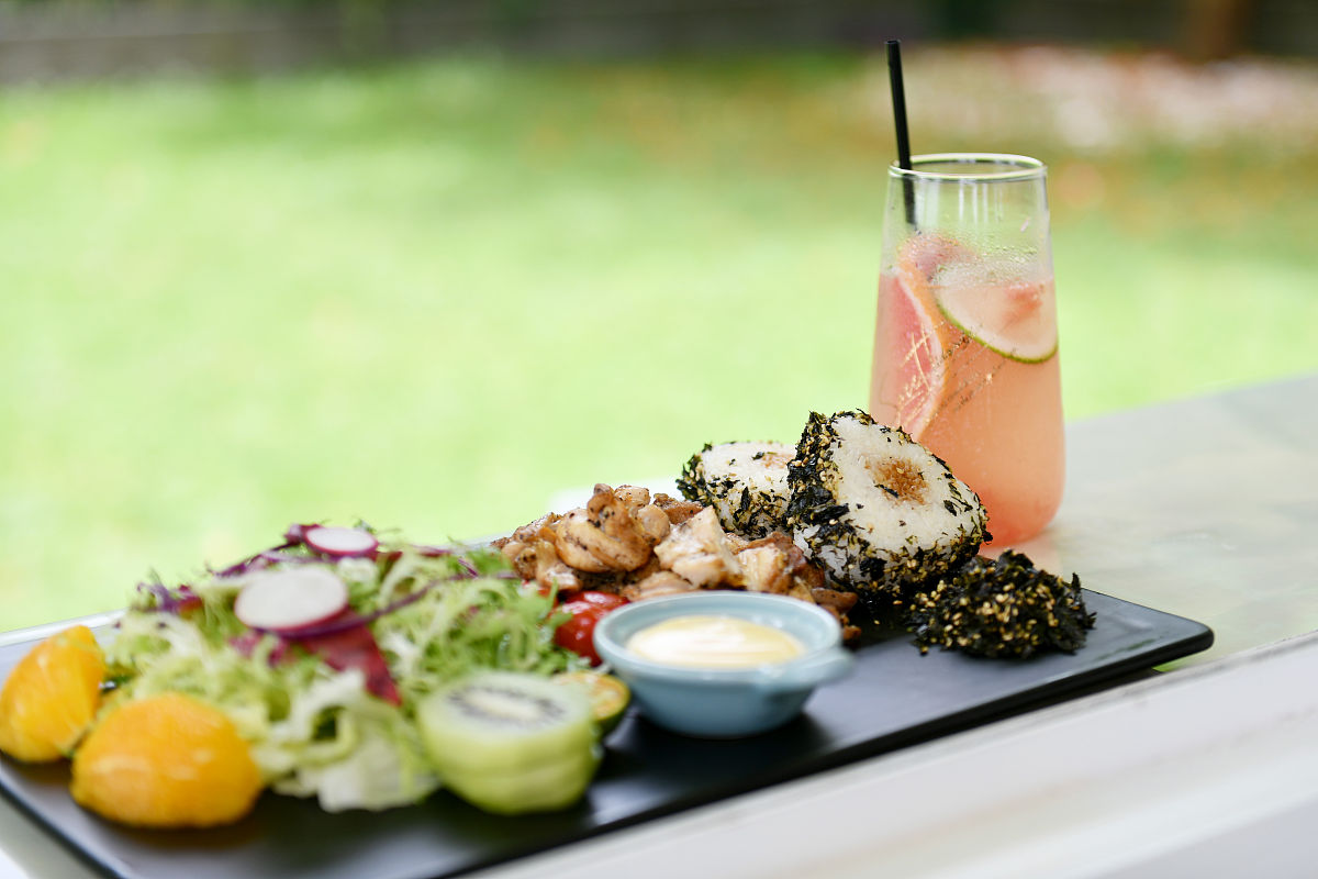 工作以来体重真的是一直在涨还是管不住嘴迈不开腿的问题！看着我的肚腩和大腿逐渐变得肉嘟嘟的都不太敢买紧身的衣服了。好不容易下定决心运动减肥但总是管不住嘴呀点外卖的时候不自觉的就想吃点 奖励一下自己下班还有各种聚餐、宵夜局什么的这点运动量对摄入的热量真的是微乎其微。然后跟朋友抱怨她立刻送了我一盒冰雪容七号让我试试说具有饱腹控糖、食养塑形等功效这款冰雪容七号效果真的绝最为一款轻食代餐有很强的饱腹感我现在