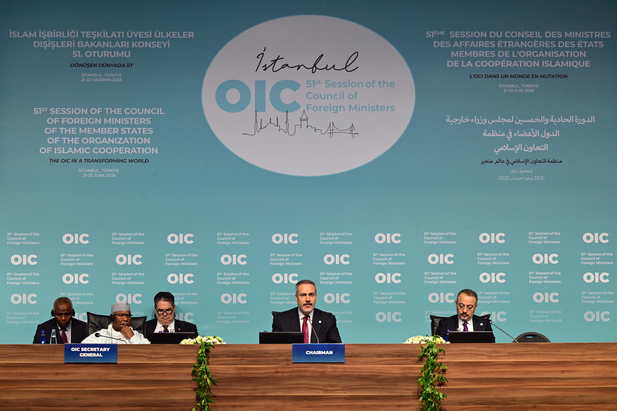 翻译成英文随着中国的综合国力不断增强国家经济高速发展中国已然立足于世界民族之林。但风险也随之来临一些国家不想让中国持续高质量发展就胡乱编造新闻来抹黑中国显然这是不可取的因为任何一个国家都不能孤立于世界。接下来由我来讲述如何消除误解共同和平发展。 作为一个当代中国大学生首先我要说的是中国是一个非常友好的国家我们对待外国友人都是非常热情的我们不存在种族歧视每个人都乐于帮助别人在高铁站地铁站有许多的工