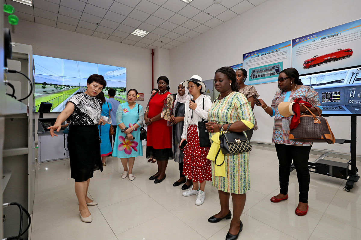 高铁乘务员未来前景：机遇与挑战并存