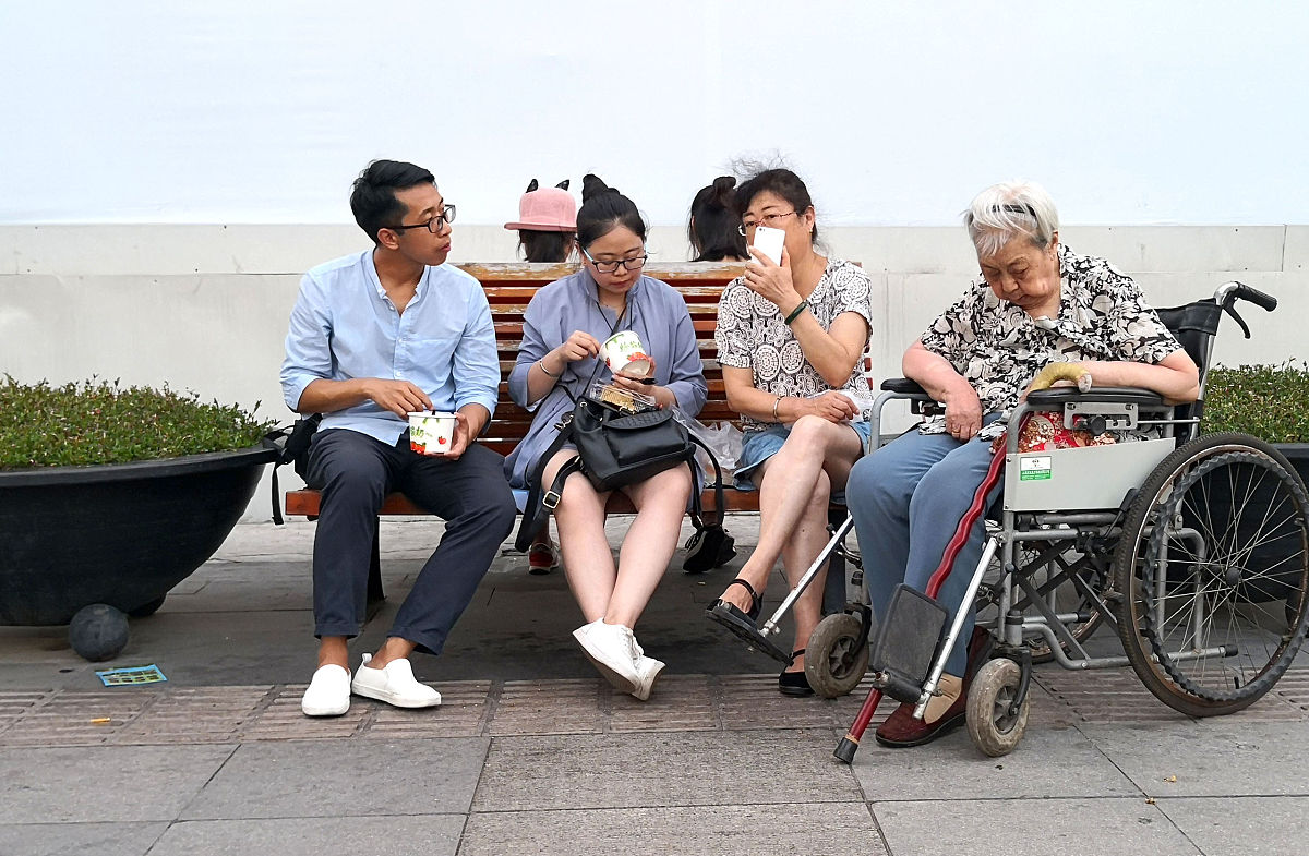 一个人整天累的要死跟一个牲畜似的应该给那些享受社会福利吃多活少的残疾人孕妇老人儿童让座么