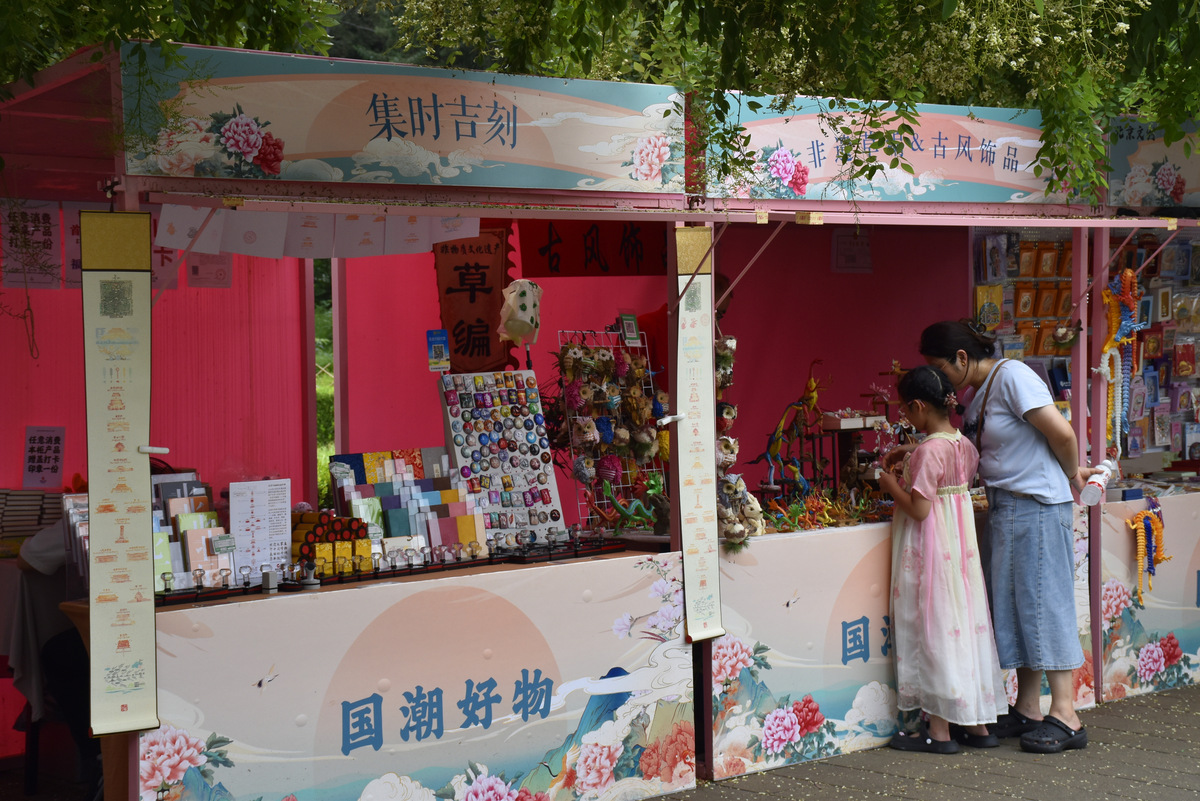 七夕节因牛郎织女的传说而被扣上了「情人节」的帽子。于是TYVJ今年举办了一次线下七夕祭。Vani同学今年成功邀请到了cl同学陪他来共度七夕于是他们决定去TYVJ七夕祭游玩。TYVJ七夕祭和11区的夏祭的形式很像。矩形的祭典会场由N排M列共计N×M个摊点组成。虽然摊点种类繁多不过cl只对其中的一部分摊点感兴趣比如章鱼烧、苹果糖、棉花糖、射的屋……什么的。Vani预先联系了七夕祭的负责人zhq希望能够