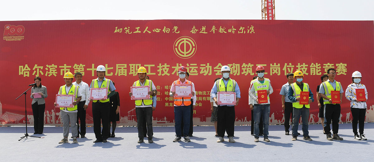 作为获得深圳市五一劳动奖章这一重要荣誉的员工荣艳东向即将成立70周年的中建一局公司送上祝福请帮他写一段祝福语祝福文字要有结合工作经历要有深度、力度