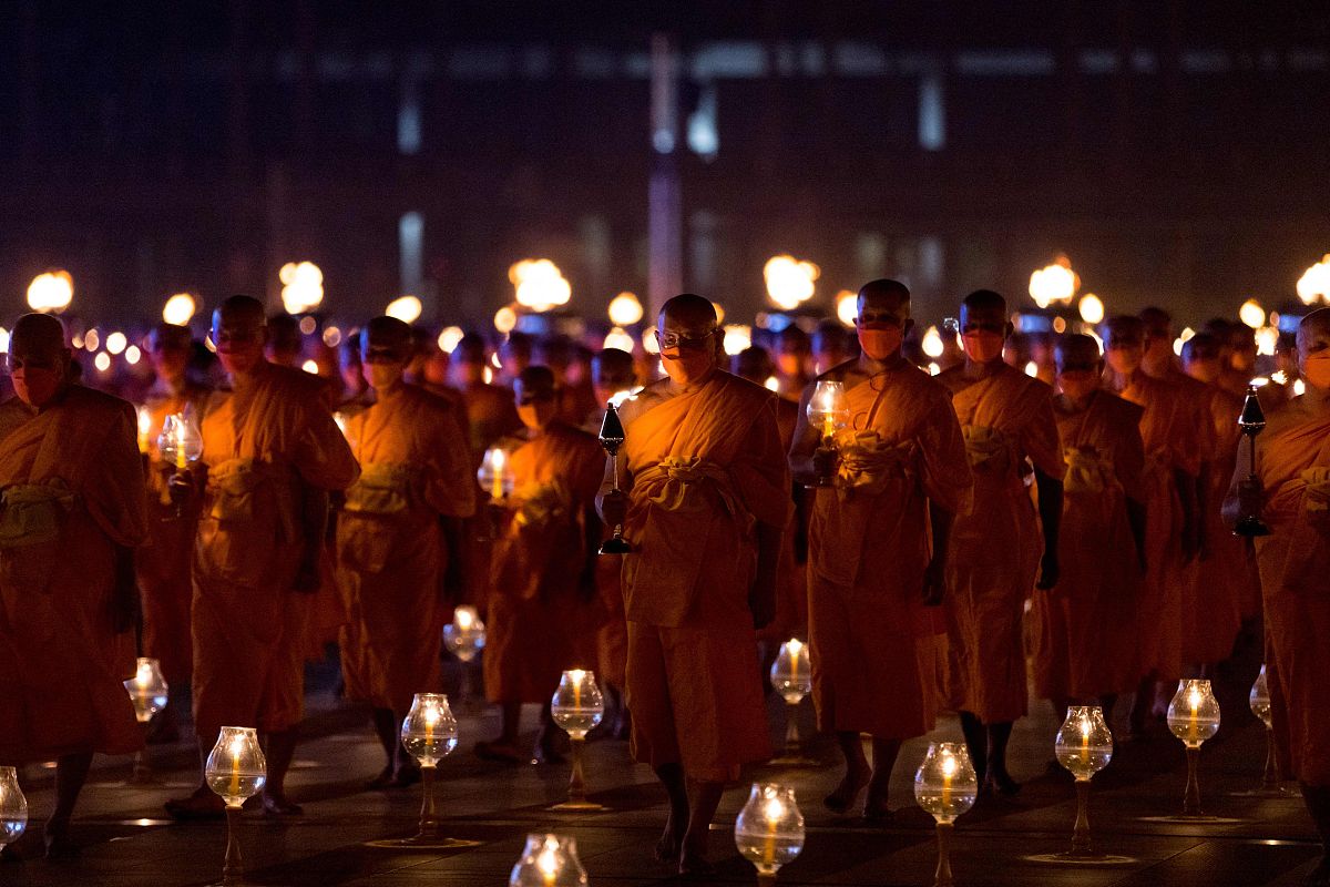 当地时间2022年2月16日,泰国巴吞他尼府,泰国僧侣在法身寺(wat dhamma