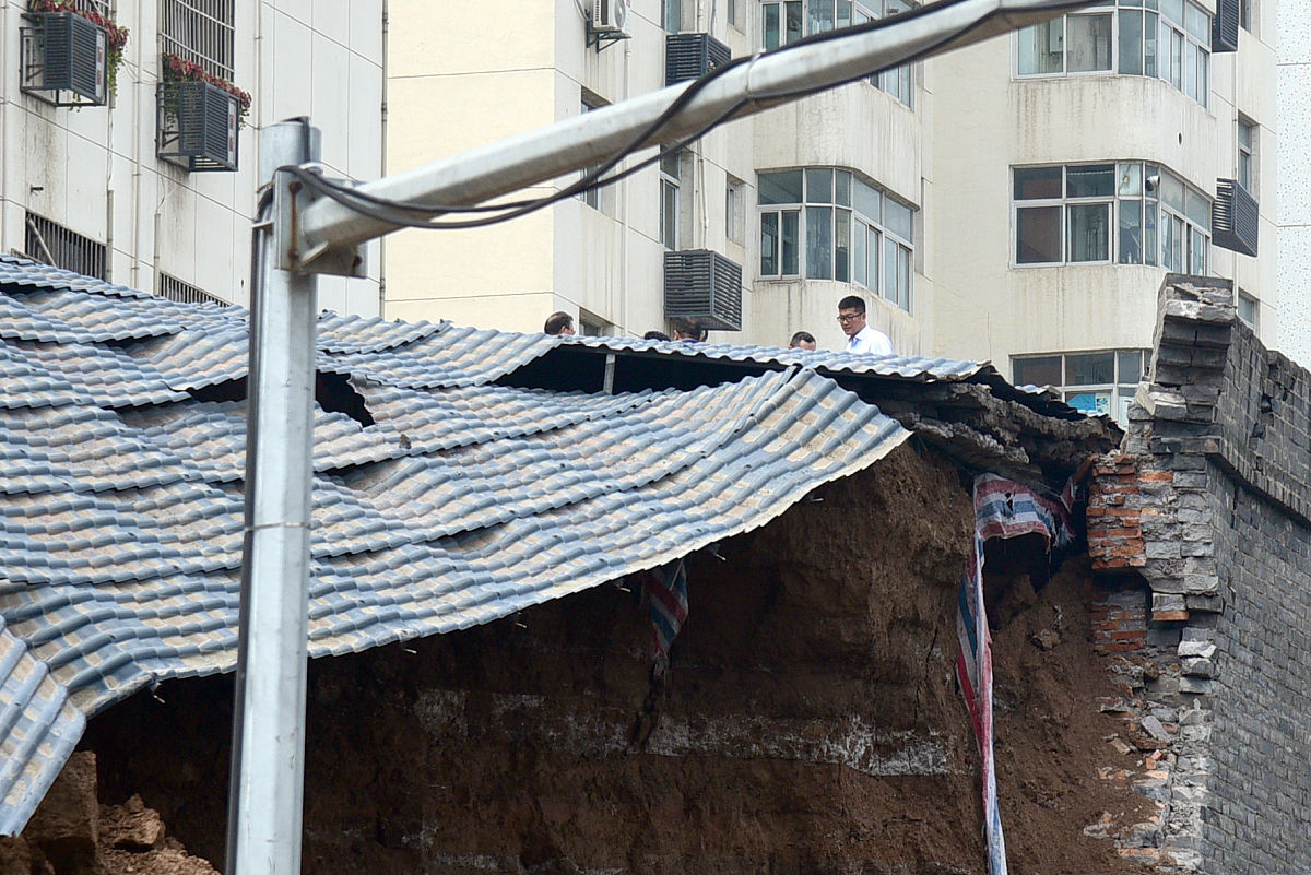 2020年8月8日,西安,受近日连续降雨影响,新城区新城广场西侧,于2009年