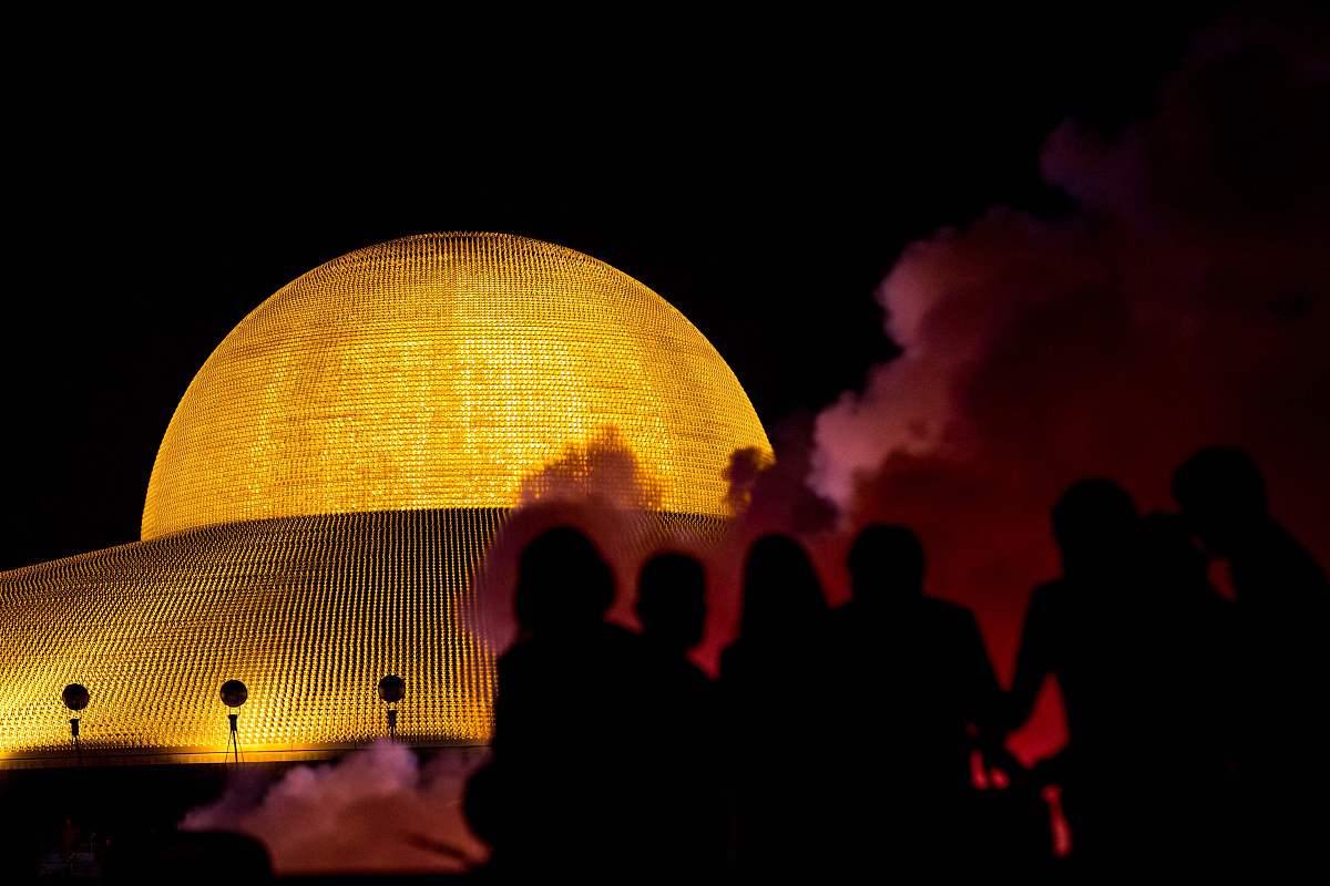 当地时间2022年2月16日,泰国巴吞他尼府,泰国僧侣在法身寺(wat dhamma