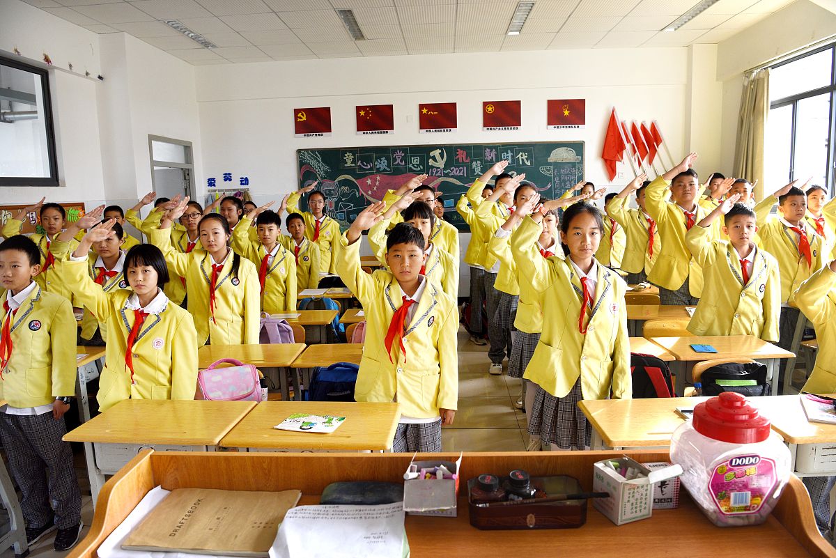 2021年8月30日,开学第一天,昆明市官渡区东站实验学校"线上"举行升旗