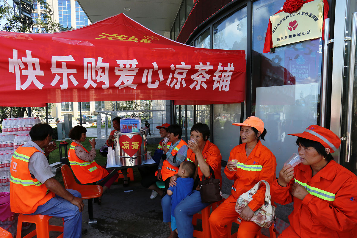 2018年7月10日上午,浙江舟山,在定海区金塘镇和建社区一带保洁的环卫