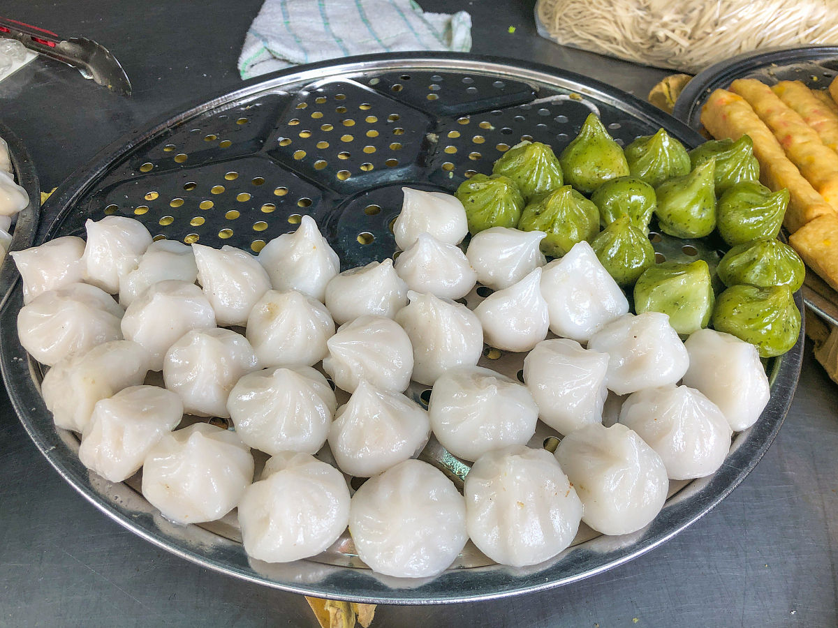 2019年5月3日,广东汕头市金平区小公园景点,附近的熟食铺售卖着口味众