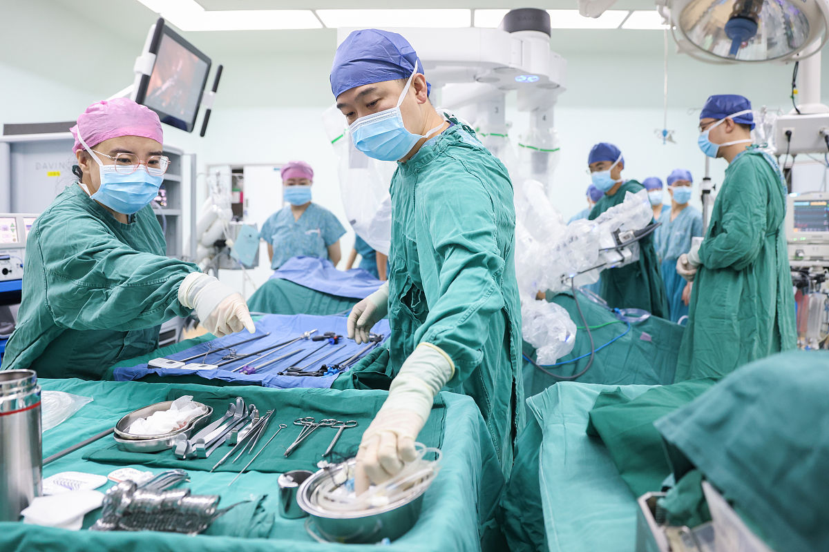 描写一段外科主任医师在心脏手术时的对话小说