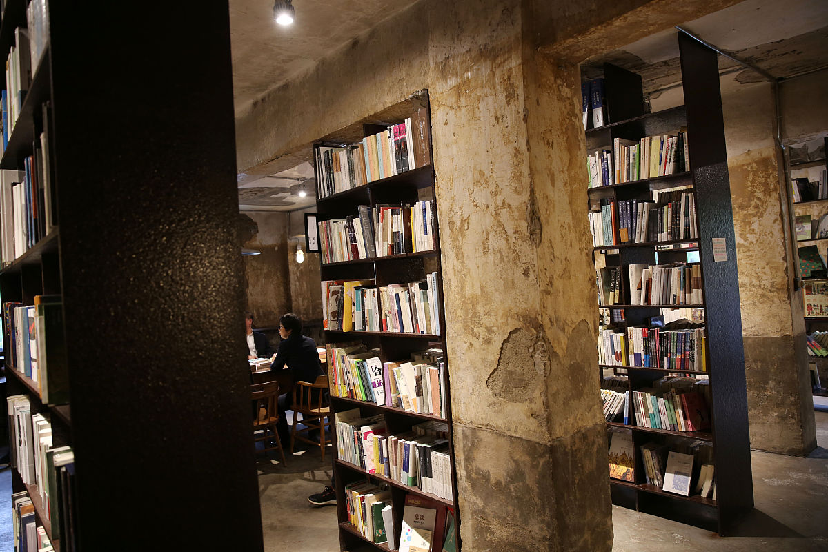 军哥书屋：防空洞里的诗意角落，治愈你的一天