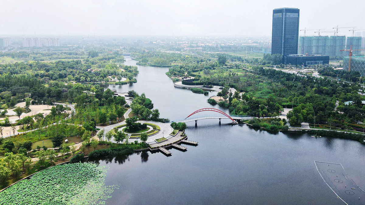 2020年6月26日,江苏省如皋市龙游河生态公园夏日景色.