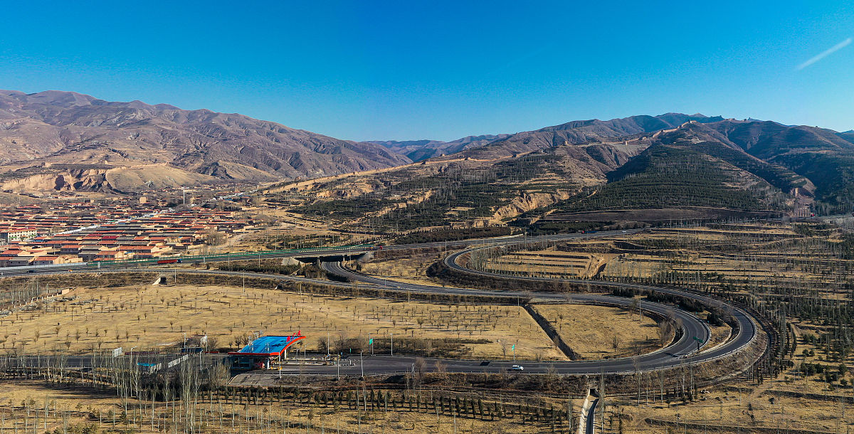 2020年3月4日,山西忻州,新广武雁门关长城.以高速公路为前景,展现了这
