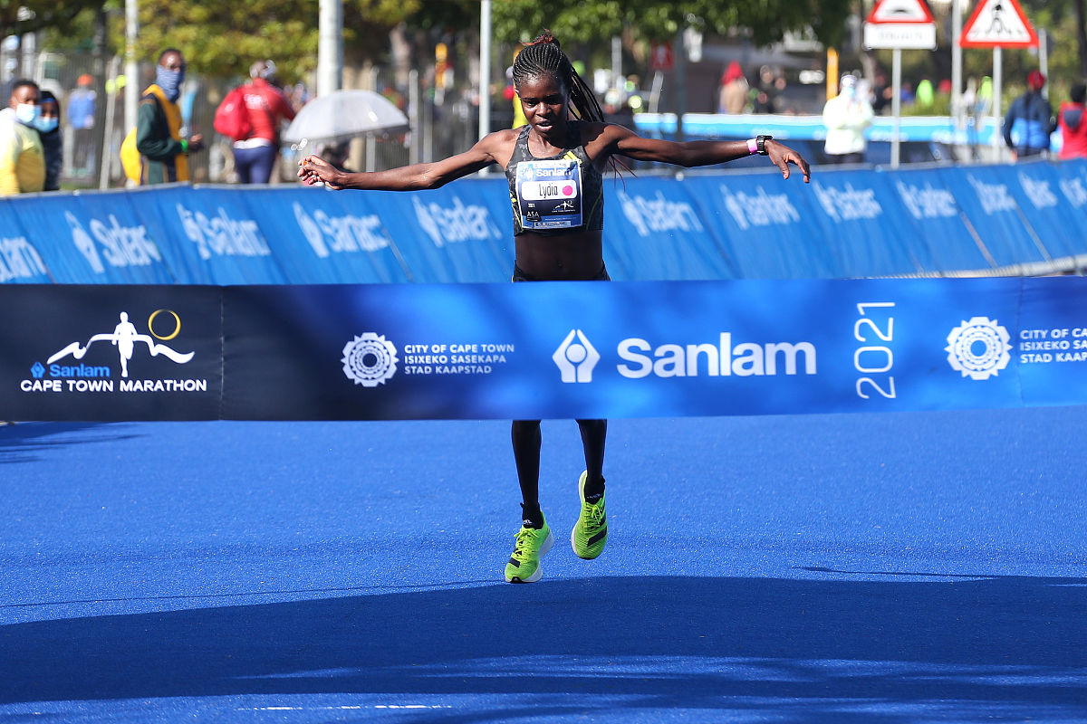 lyd<strong>i</strong>a naliaka simiyu of kenya wins the womens race of the 2021