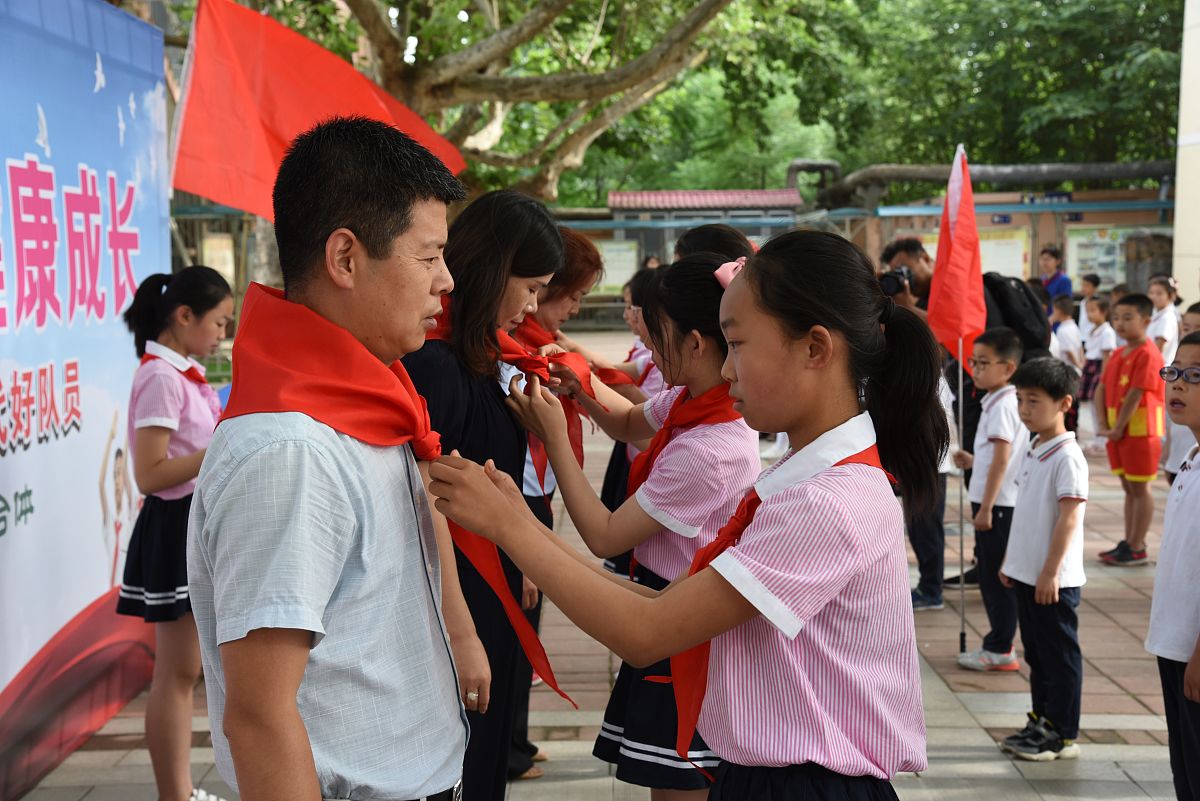 2023年清园里社区和学校共同为红领巾小记者团配送服装文具活动