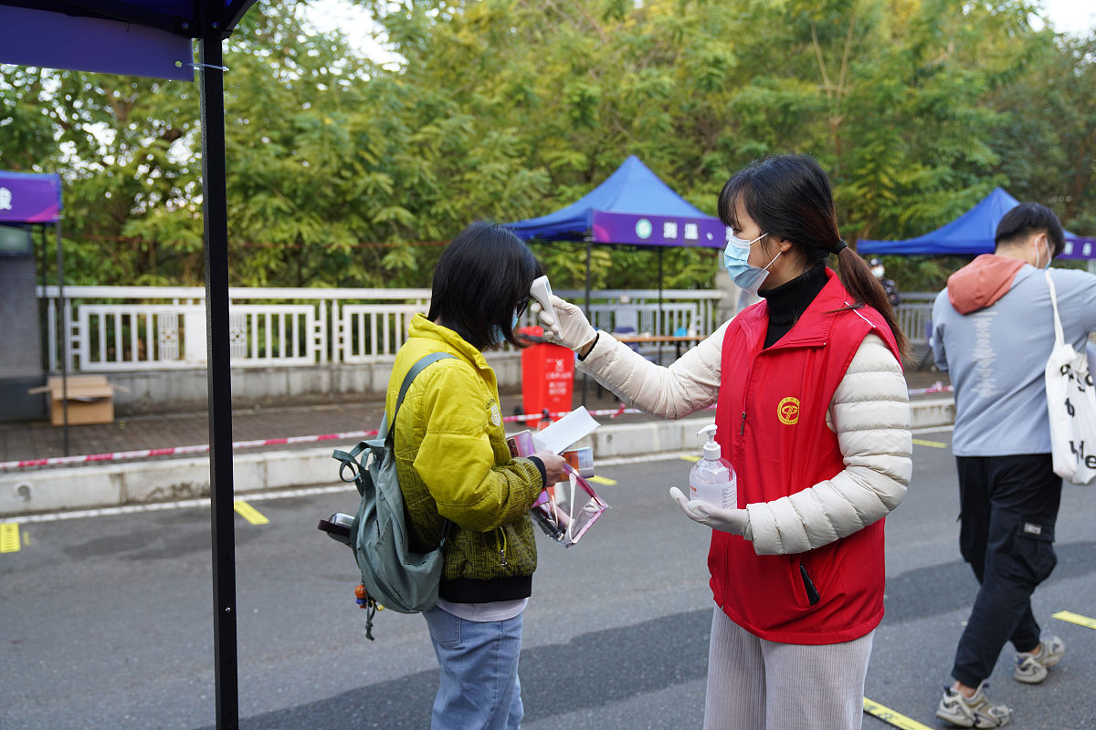 2021年12月25日上午,广东东莞,东莞理工学院松山湖考点外,考生们有序