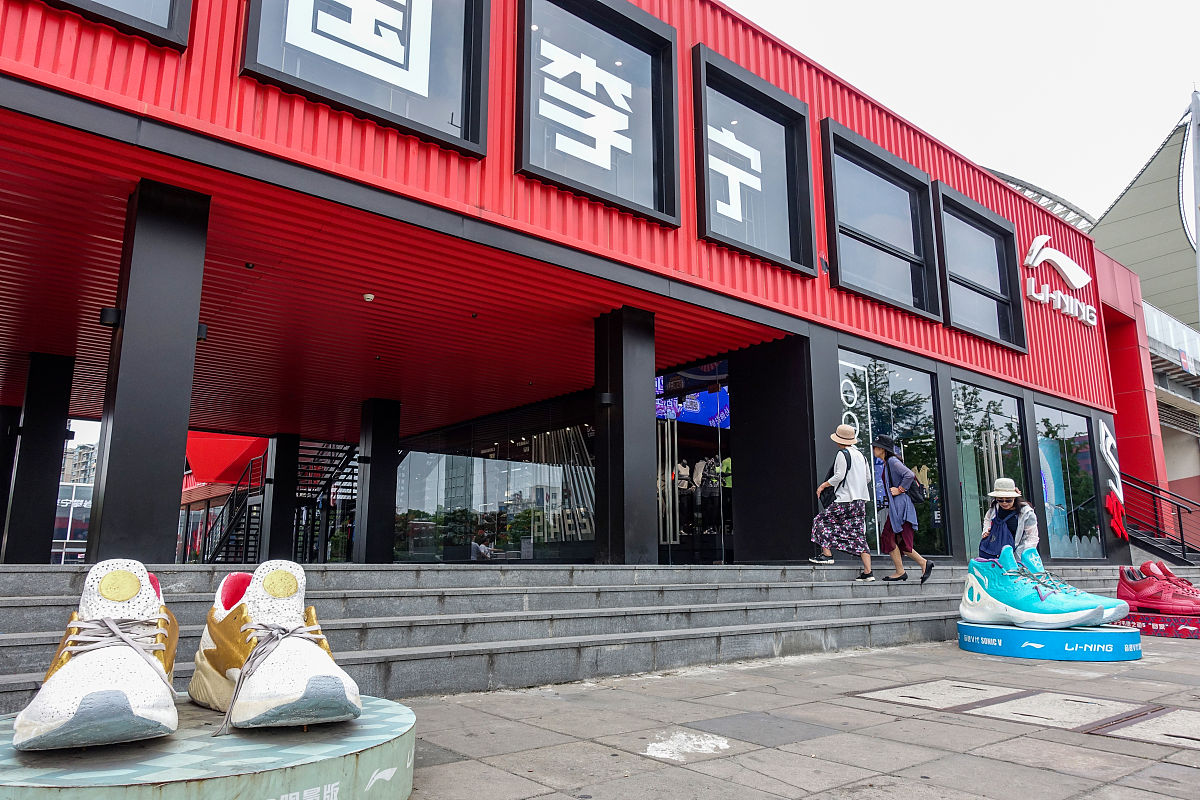 2018年6月11日,上海,li-ling李宁<strong>品牌</strong>专卖店,门口巨大的鞋子吸引顾客.