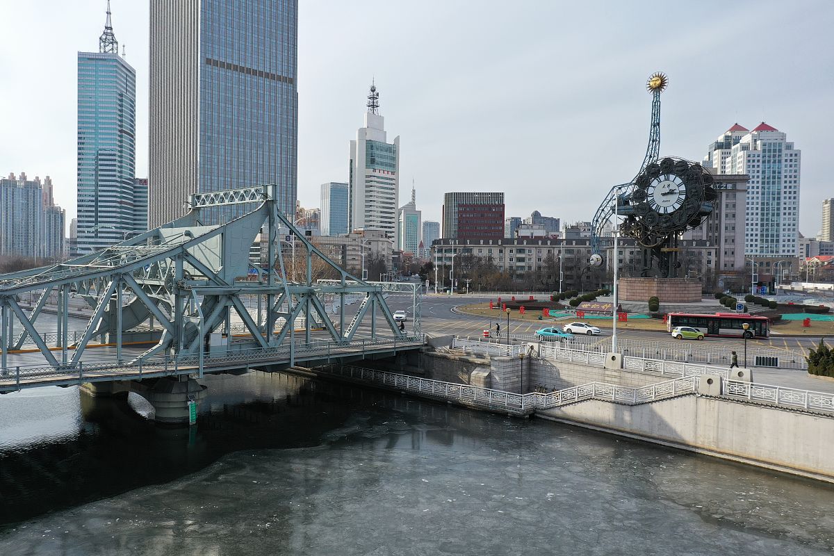 2022年1月12日,天津市新冠肺炎疫情风险区管控再升级,街头人烟稀少.