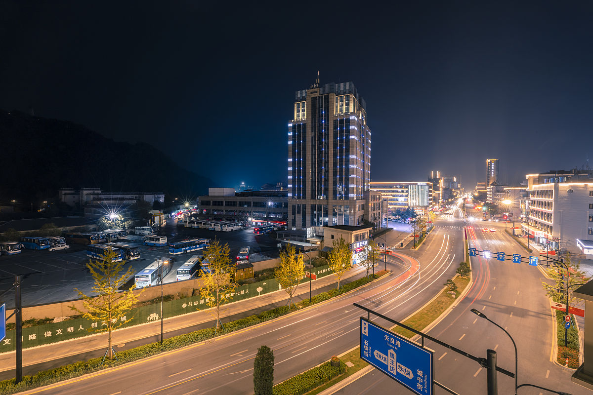 2019年11月3日,浙江省杭州市临安区钱王街夜景.(长时间曝光)