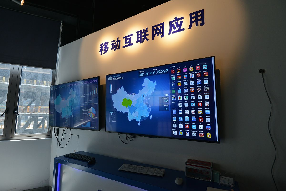 扩展表述1000字：过去政府部门沟通和交流不多对本系统的信息数据都是保密的导致群众需求跑多个地方、开具各种证明好不容易才办成一件事。现今海曙公安分局不仅实现公安内部数据互联互通只要内部系统可查的均不再需要申请人提供而且申请人可以选择就近办同时海曙公安分局积极争取海曙区政府、区行政审批中心的支持主动与大数据、人社、民政、不动产、卫健等部门联系建立了信息共享和协作机制。