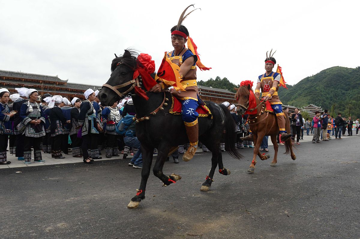 贵州三都赛马贵州三都赛马是贵州省三都水族自治县举办的一项传统民俗活动已有数百年历史。每年农历正月十七三都水族自治县都会举办盛大的赛马活动吸引了大量游客前来观看。比赛分为两个环节：第一环节是选手骑马跑步第二环节是选手骑马穿越障碍赛道。比赛的难点在于马匹的配合和选手的控制能力需要选手有较高的驾驭技巧和勇气。赛马活动不仅是三都水族自治县的传统文化也是当地人民的生活方式和信仰习俗被视为祈求丰收和平安的重要