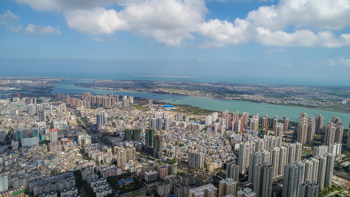 2019年1月30日,俯瞰海南省海口市,风光秀丽的滨海城市在蓝天白云的映
