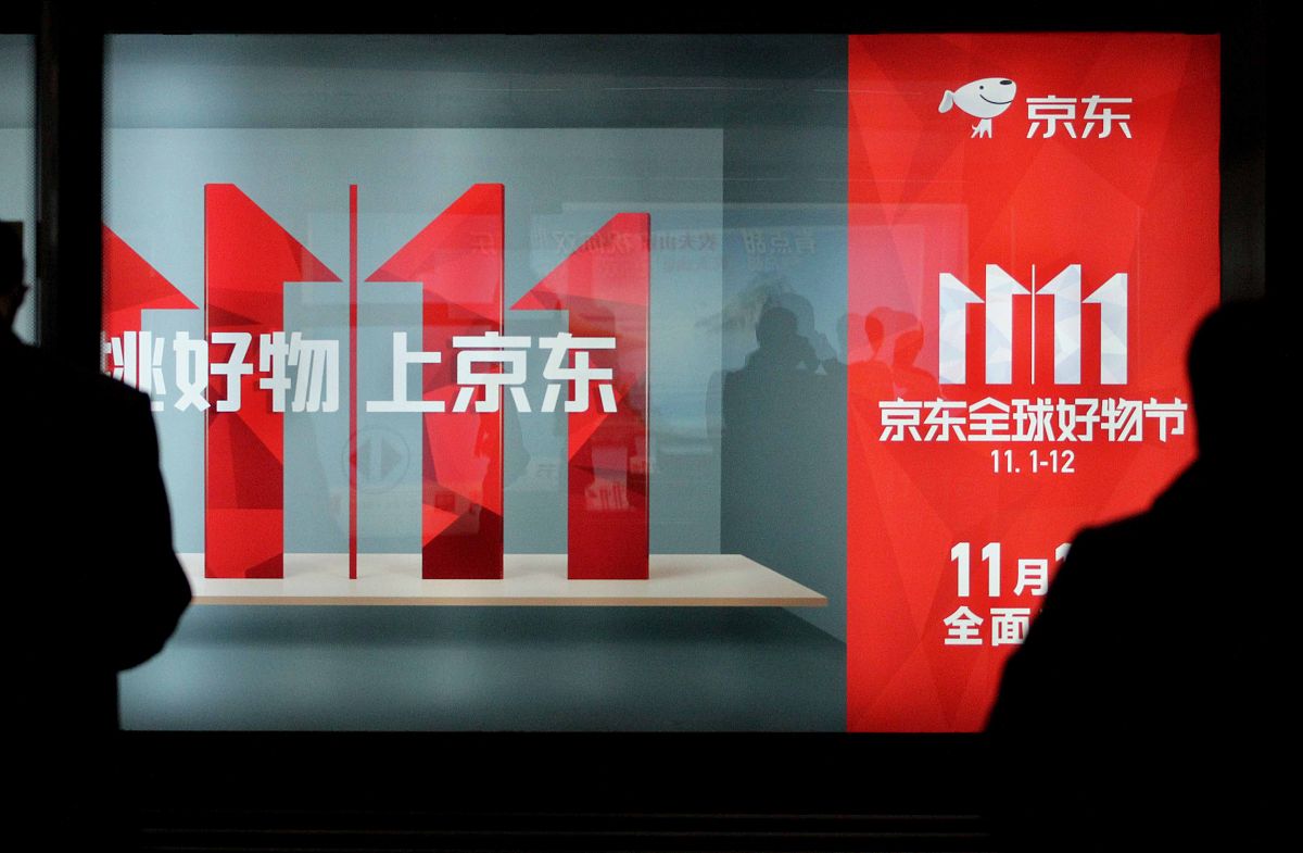 2017年10月30日,南京."双十一"广告在南京各地铁站内"霸屏",随处可见.